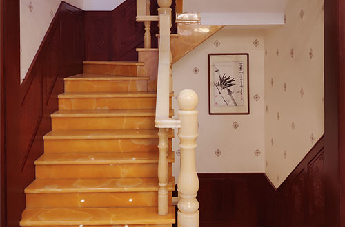 路桥中式别墅室内汉白玉石楼梯的定制安装装饰效果
